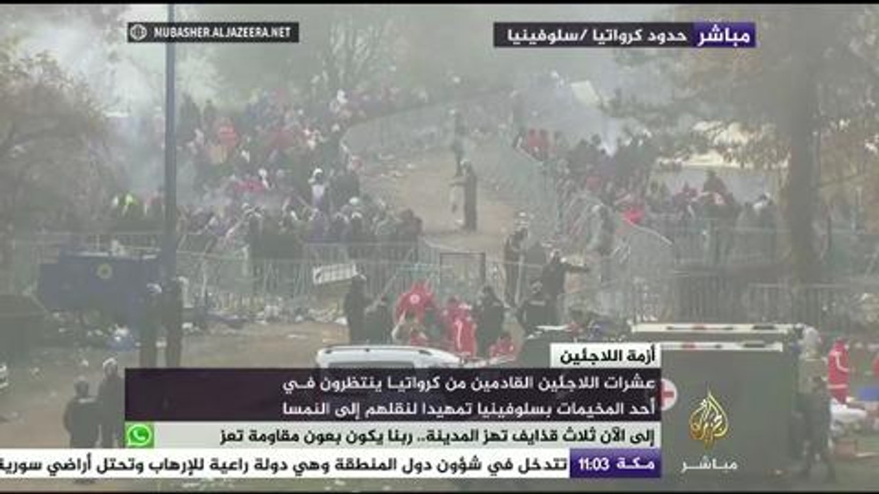 عشرات اللاجئين القادمين من كرواتيا ينتظرون في أحد المخيمات بسلوفينيا تمهيداً لنقلهم الى النمسا