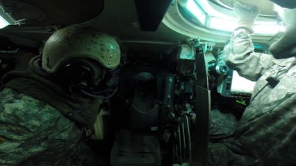 A l'interieur d'un TANK M1 de armée américaine. Chargement et tir