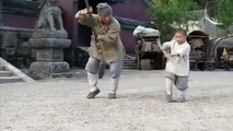 Un enfant moine donne un cours de kung-fu à Jackie Chan