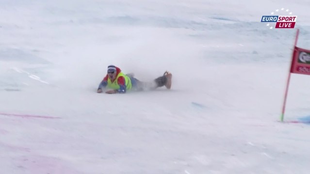 Ski: le moment de solitude d'un pisteur qui dévale la pente