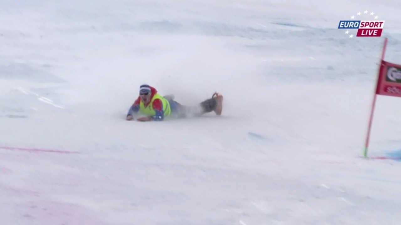 Ski: le moment de solitude d'un pisteur qui dévale la pente