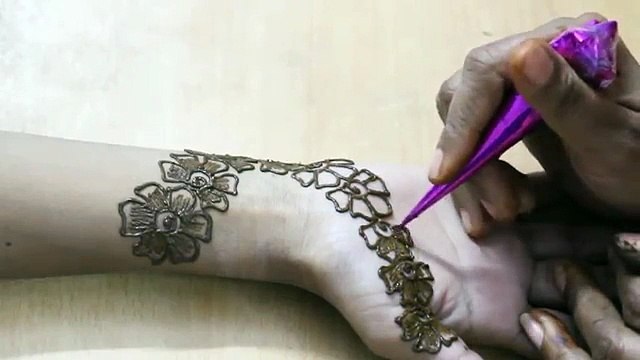 Download Latest Girls Mehandi Designs Collection Arabic Mehandi designs,Pakistani mehandi designs,Indian mehandi designs,Irani mehandi designs 2015