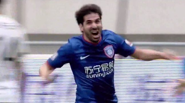 Le retourné acrobatique magnifique de Sergio Escudero