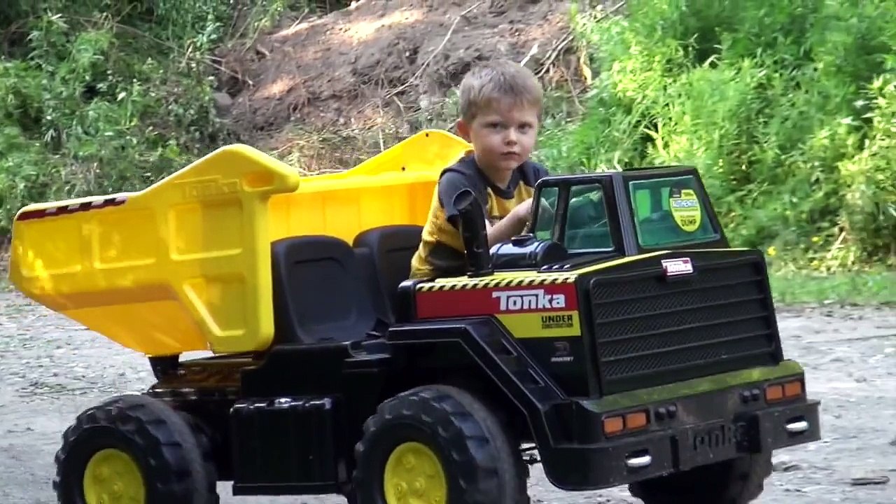 Tonka riding dump store truck