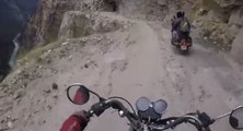 Piloter une moto sur la route la plus dangereuse au monde