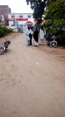 ایک پولیس والا رینالہ خورد پولیس ستیشن کے سامنے سر عام رشوت لے کر