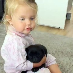 Köpeğinin uyuması için şarkı söyleyen dünya tatlısı küçük kız..