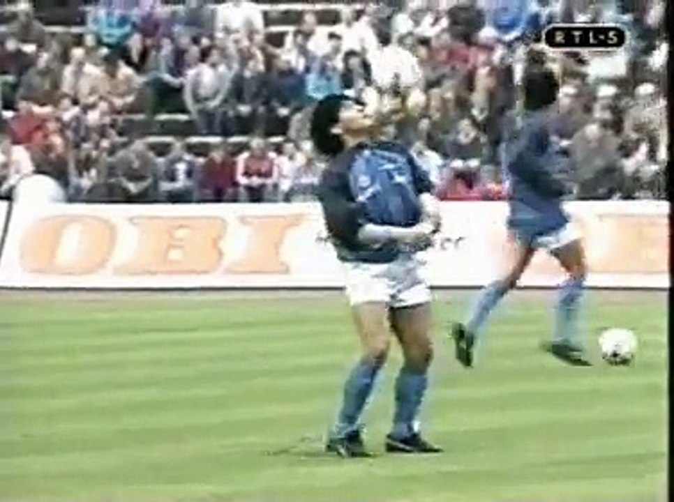 Maradona (Napoli) - warm-up in Daimler-Stadium/Stuttgart - 1988/89 - video  Dailymotion