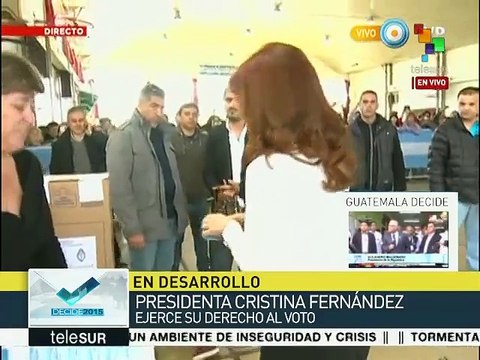 Cristina Fernández vota y pide recordar a Argentina de antes de 2003