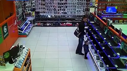 il utilise son fils pour voler لص يستخدم ابنه لاجل السرقة