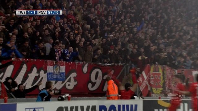 Pays-Bas - Aïe ! Il chute en fêtant son but