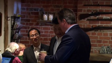 David Cameron takes Xi Jinping for a pint - BBC News