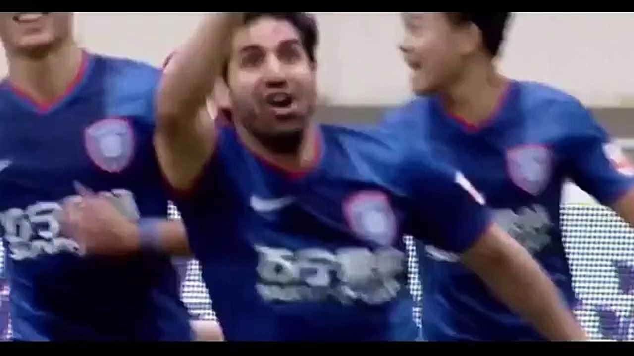 Le retourné acrobatique magnifique de Sergio Escudero