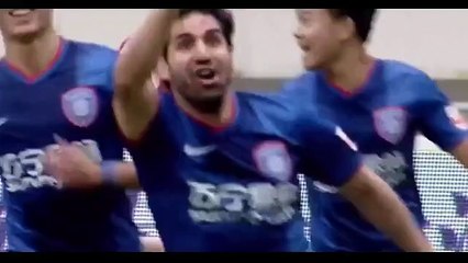 Le retourné acrobatique magnifique de Sergio Escudero