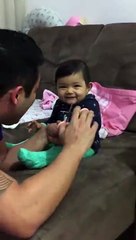 Tırnakları kesilirken babasını kandıran tatlı bebek