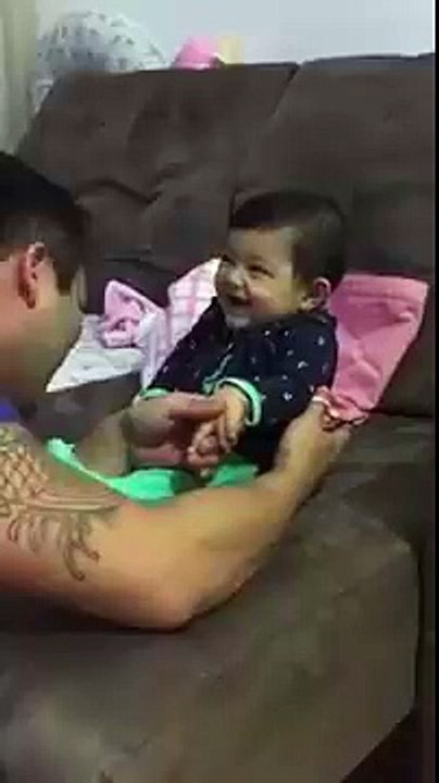 BEBE NO QUIERE QUE LE CORTEN LAS UÑAS!!