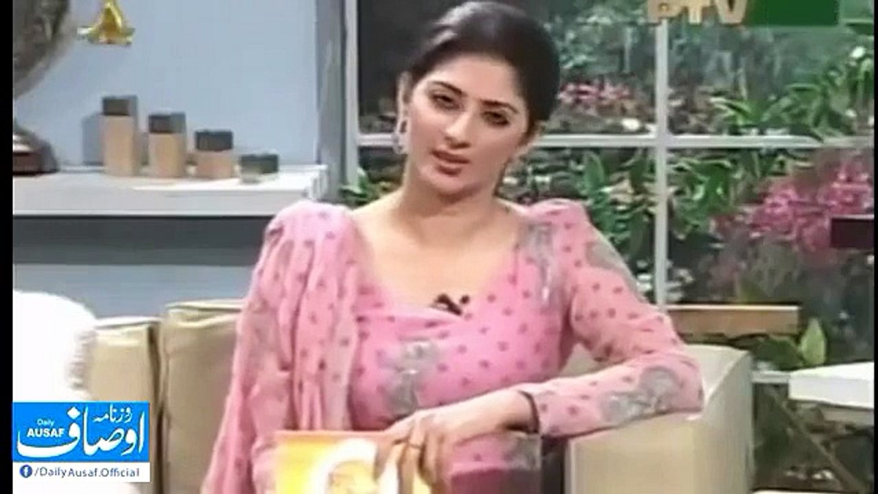 PTV ka camera man kya dekhana chah raha hy family channel pr??? Sharamnak harkat!
