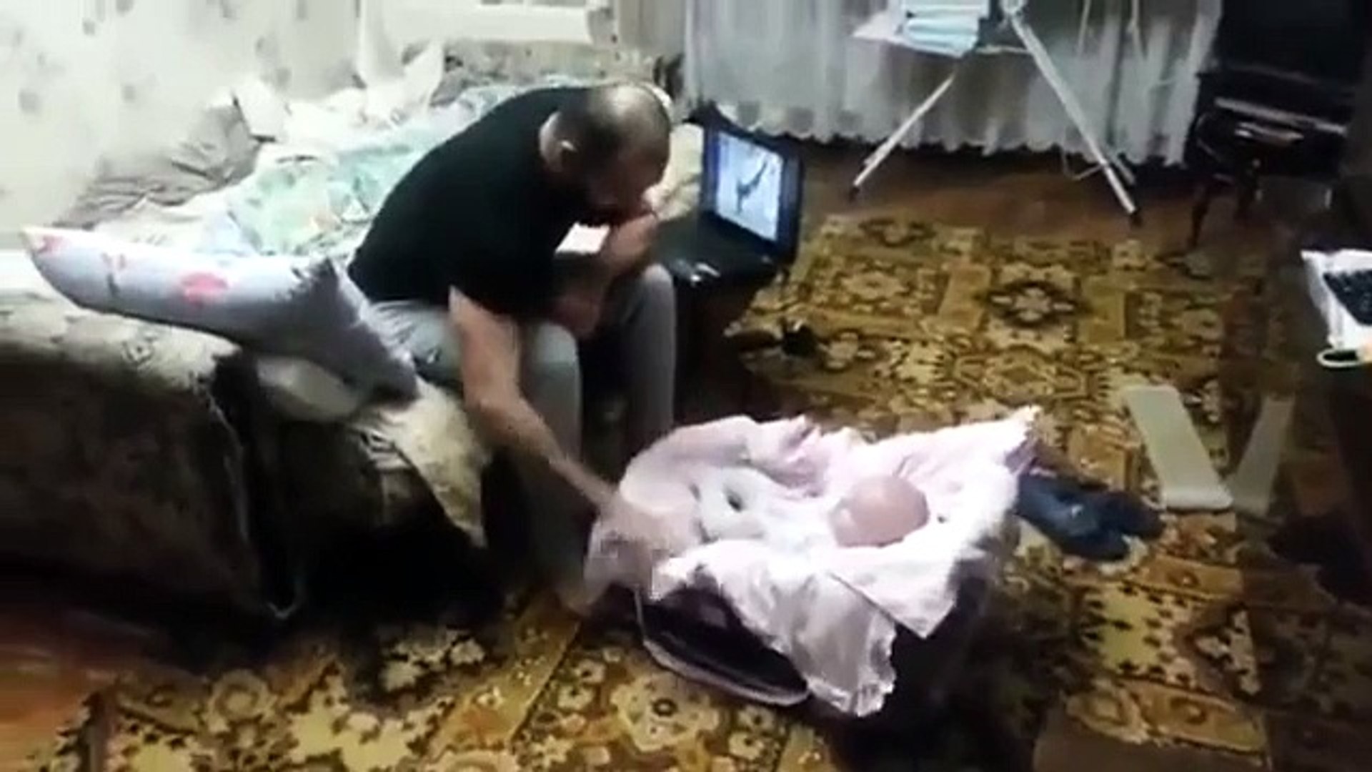 ⁣Кошка защищает младенца от плохого отца... Животные гораздо умнее некоторых людей!