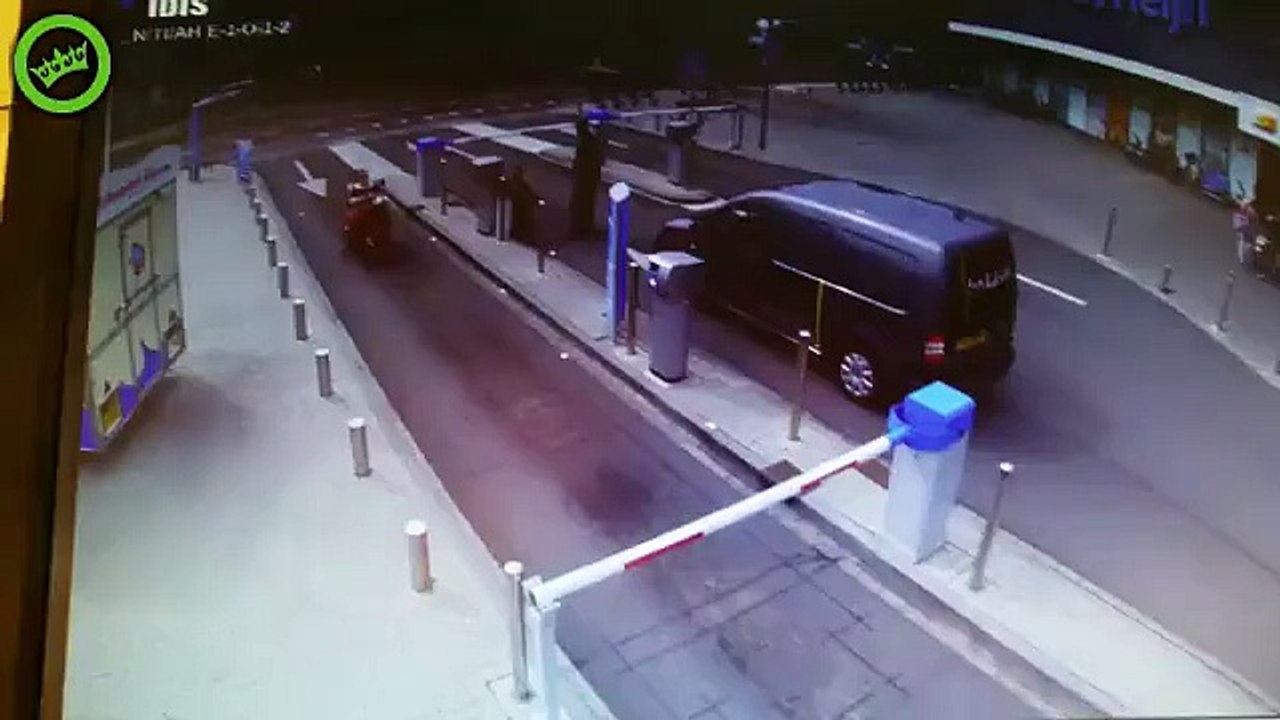 Abuela motorizada choca con la barrera