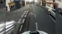 Un cycliste percute une voiture à pleine vitesse