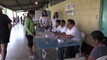Guatemaltecos votan para elegir nuevo presidente
