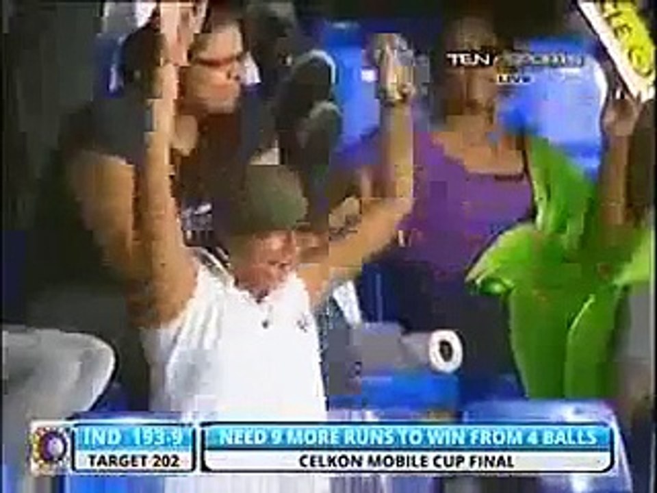 Dhoni Hits  15 Runs of the  Last Over  #Finals  #TriNationSerie