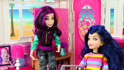Descendants Mal & Zombie Princesses Attack Rapunzel, Belle, Cinderella, Aurora & Evie. Dis