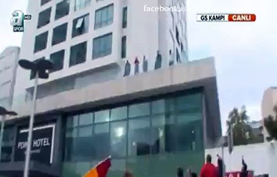 Sneijder Otel önündeki taraftarlara üçlü çektiriyor.