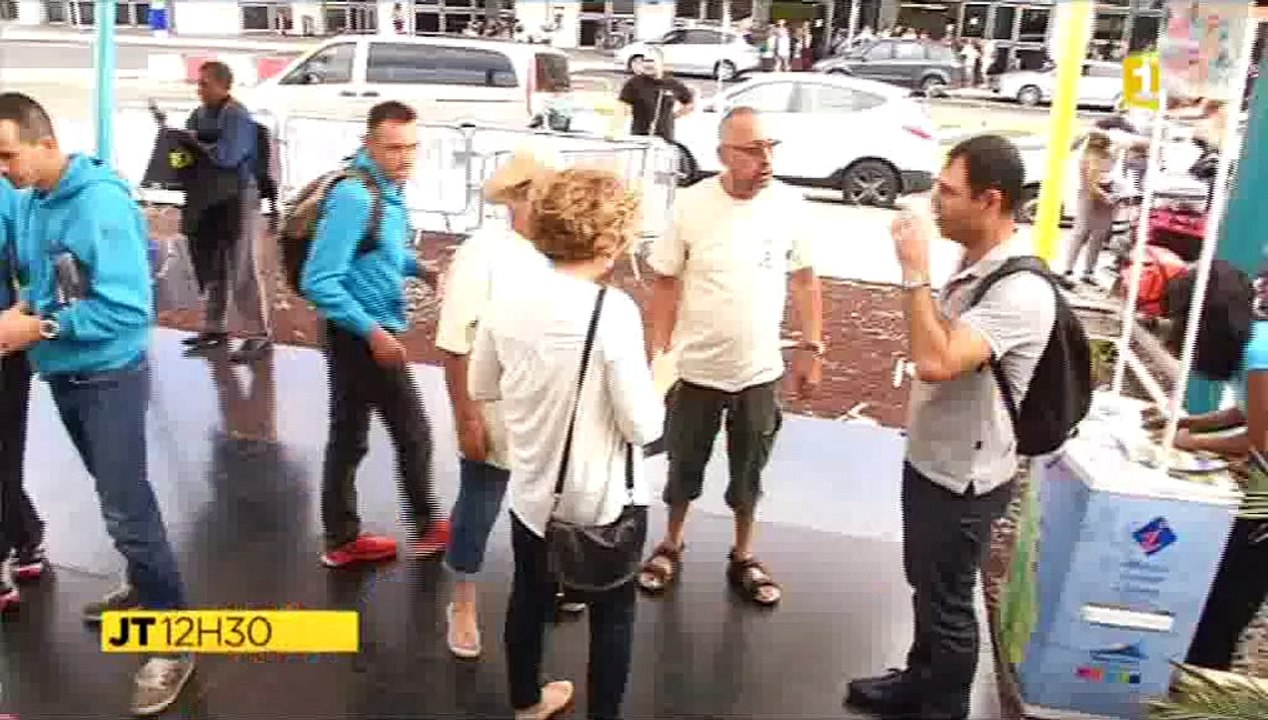 Grand Raid 2015 : arrivée des raideurs à l'aéroport Roland Garros