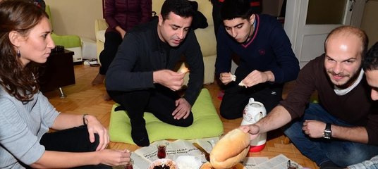 Demirtaş öğrencilerle menemen yaptı, koalisyon hakkında konuştu