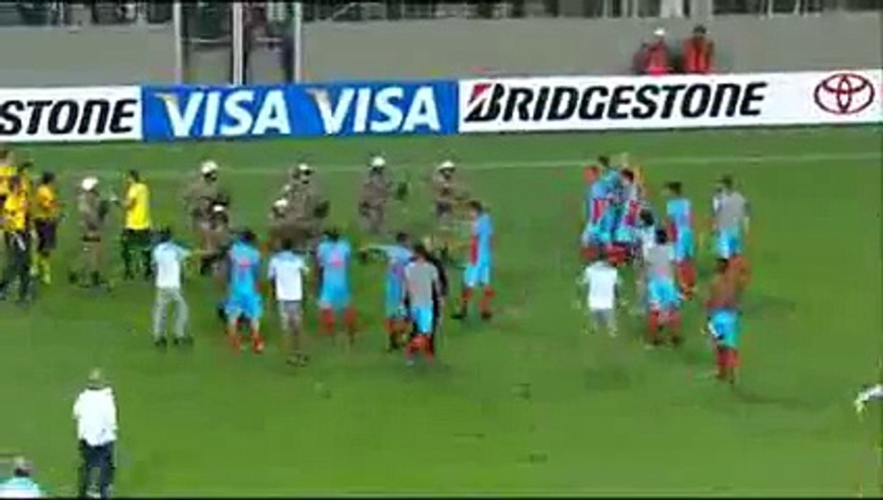 Players fight with armed police - Arsenal v Atletico Mineiro