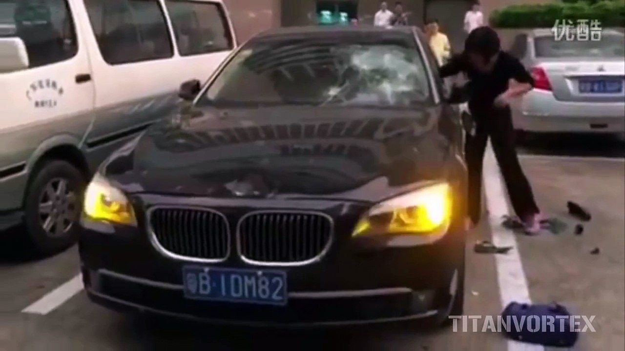 Trompée, elle détruit la BMW de son mari à coup...