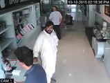 Watch How A Man Stolen Apple Laptop from Hafeez Center Lahore