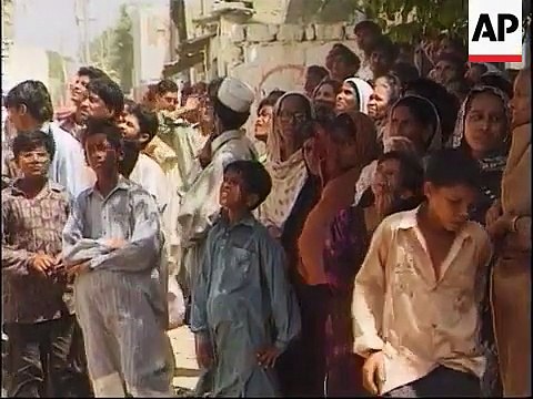 Pakistan - Air Force plane crashes onto homes