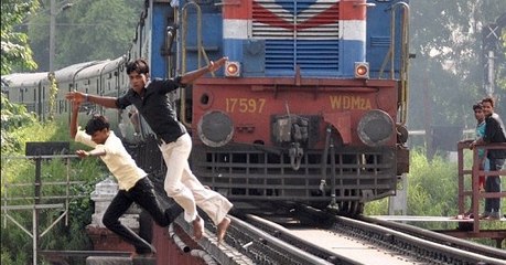 Compilation de gens qui sont passés à un cheveu d'être écrasés par des trains