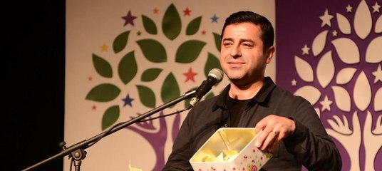 Demirtaş'tan gençleri kahkahaya boğan diktatör yanıtı