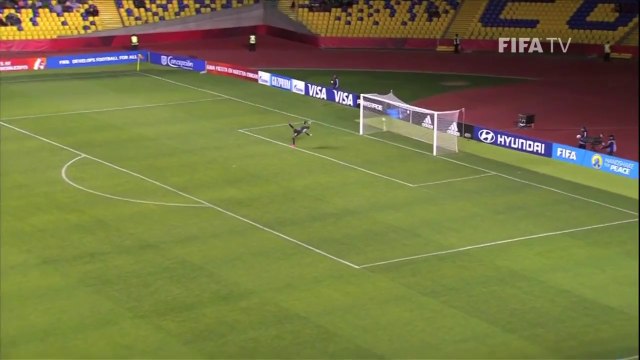 Футболист юношеской сборной России забил мяч с центра поля на ЧМ