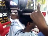 Ce coiffeur se coupe les cheveux tout seul... Enorme!