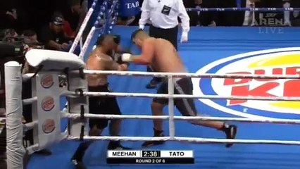 Un boxeur supplie l'arbitre d'arrêter le combat