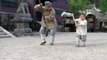 Un enfant moine apprend le kung-fu Shaolin à Jacki