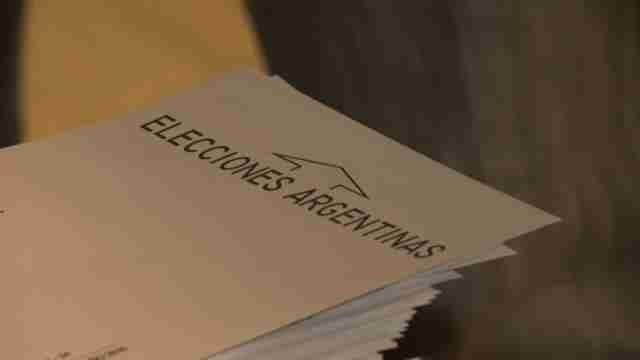 Sondeos dan ventaja a Scioli pero abren puerta a segunda vuelta en Argentina