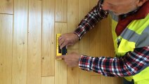 Repérer facilement un montant en bois dans un mur à ossature bois (VIDEO)