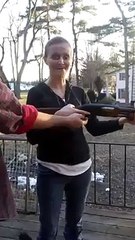 İlk defa kozalak gören kirpi - Funny videos - Komik videolar