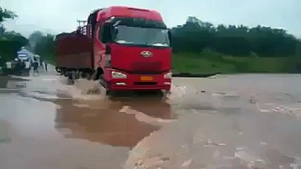 سائق شاحنة يتحدى النهر فصارت كارثة