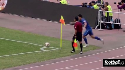 Un retourné acrobatique entre deux défenseurs