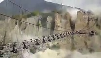 Video from Gilgit..danyore old bridge is shaking ‪ EArthquake‬