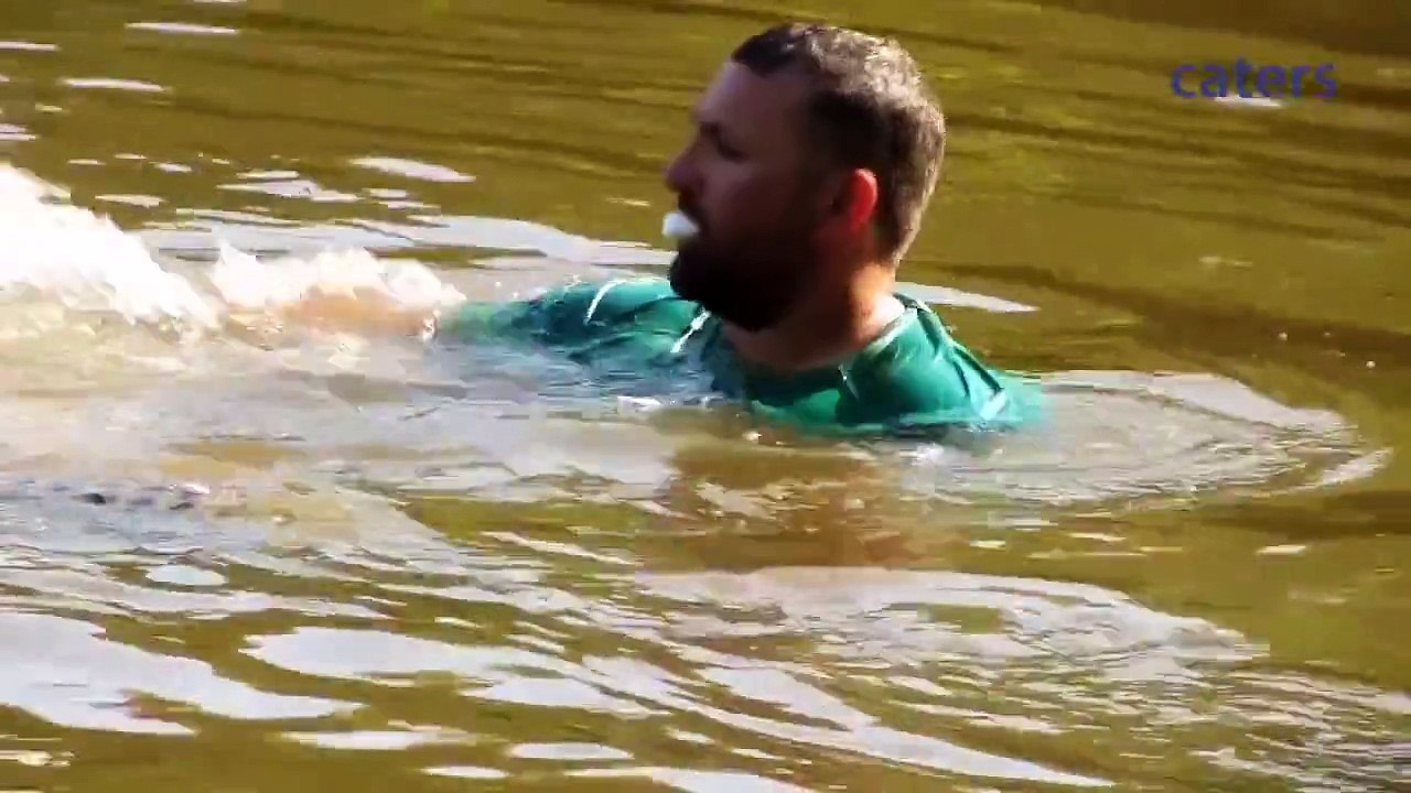 что он вытворяет? Безумные трюки с крокодилами! Man does Dirty Dancing moves with a Gator
