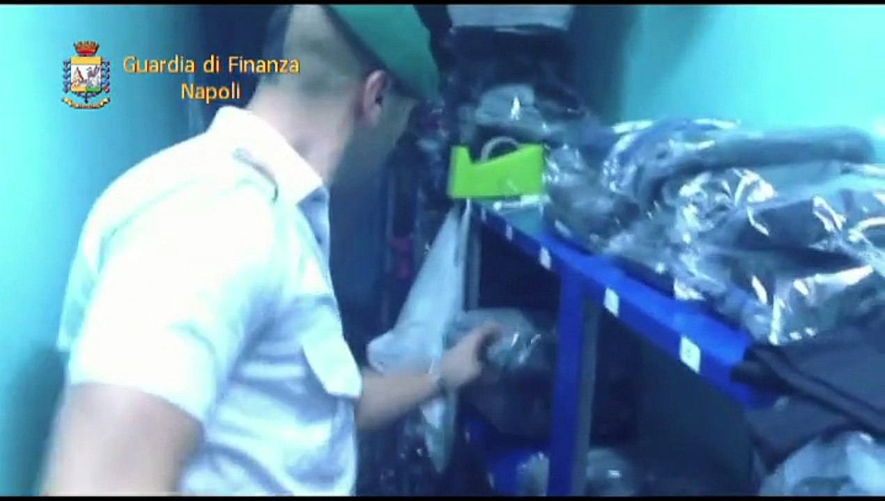 Napoli - Scoperti due opifici clandestini, borse e abiti contraffatti (26.10.15)
