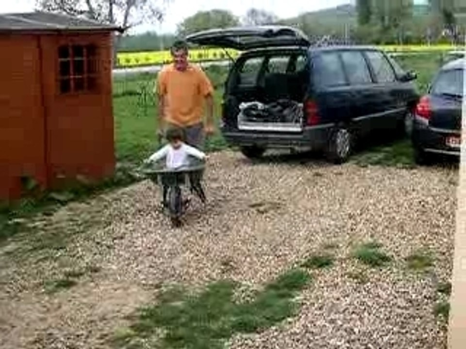 Ava dans la brouette