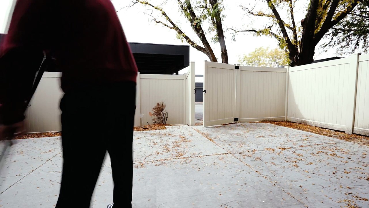 Balayer les feuilles mortes avec son drone... Pas mal!